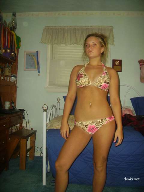 Attractive Girl Poses Nude: Explicit Photo Shoot with Naked Young Woman