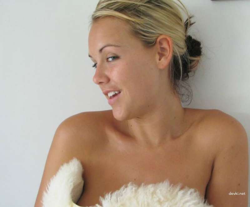 Naked woman posing on floor at home: Explicit and bold nude photo shoot