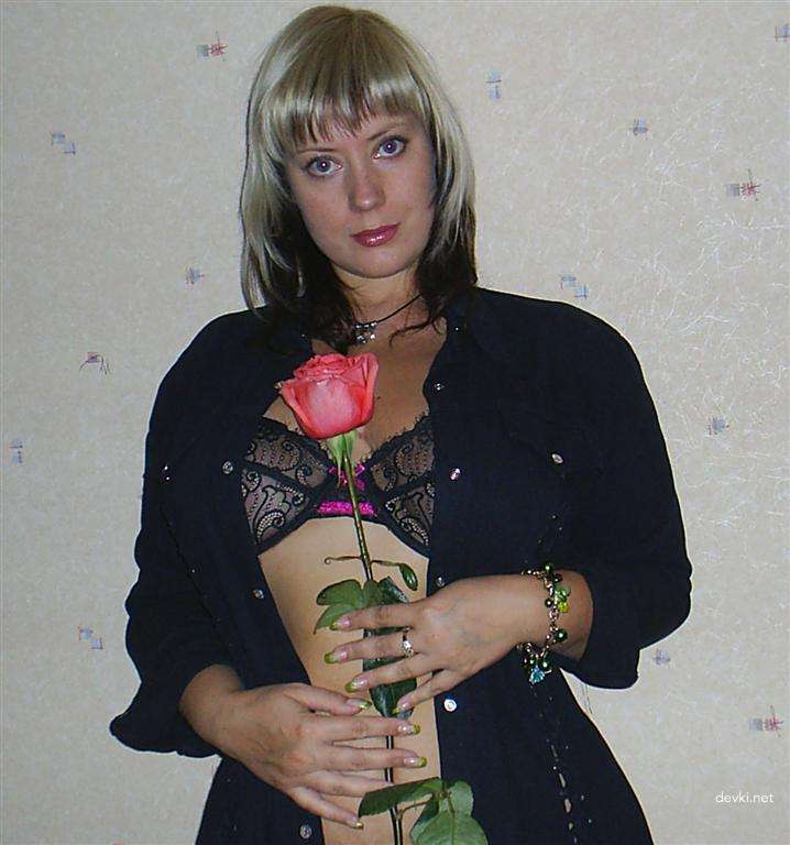 Voluptuous Lady's Erotic Seduction: Curvy Beauty in Sensual Pose