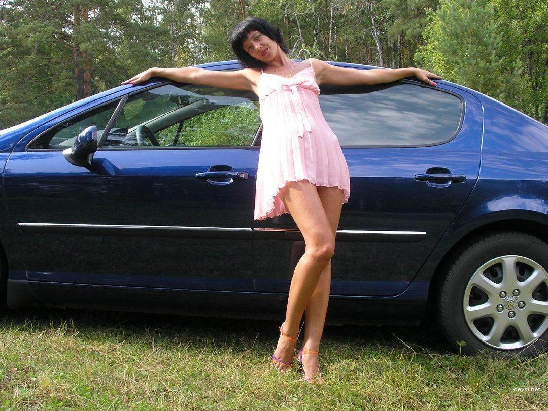 Seductive Brunette Beauty in Nature: Slim and Sexy Outdoor Photoshoot