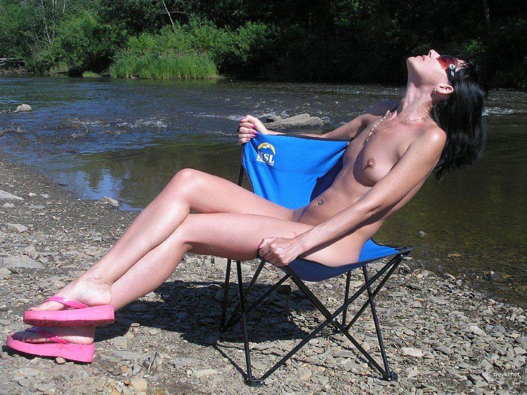 Seductive Brunette Beauty in Nature: Slim and Sexy Outdoor Photoshoot
