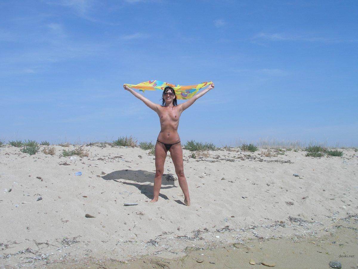 Seductive Brunette Beauty in Nature: Slim and Sexy Outdoor Photoshoot