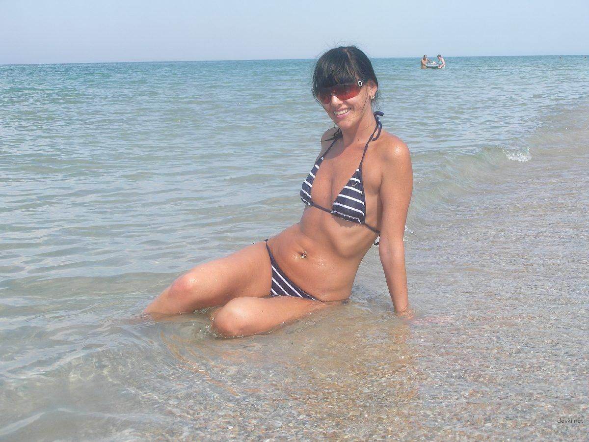 Seductive Brunette Beauty in Nature: Slim and Sexy Outdoor Photoshoot