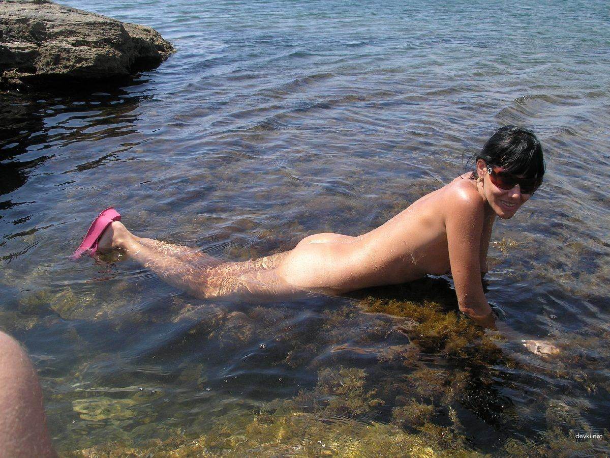 Seductive Brunette Beauty in Nature: Slim and Sexy Outdoor Photoshoot