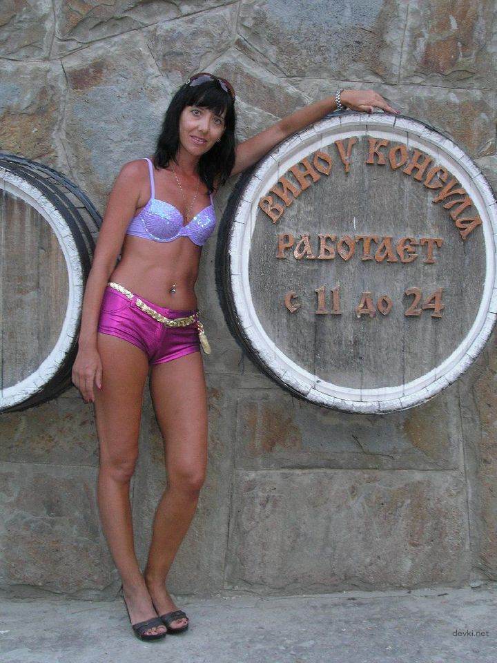 Seductive Brunette Beauty in Nature: Slim and Sexy Outdoor Photoshoot