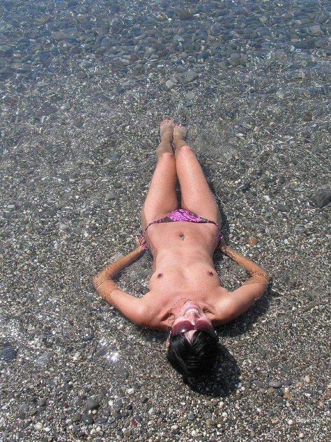 Seductive Brunette Beauty in Nature: Slim and Sexy Outdoor Photoshoot