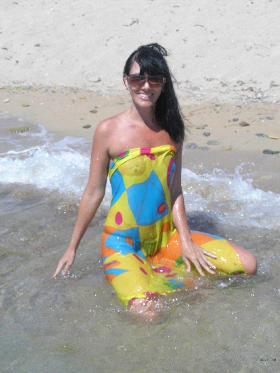 Seductive Brunette Beauty in Nature: Slim and Sexy Outdoor Photoshoot