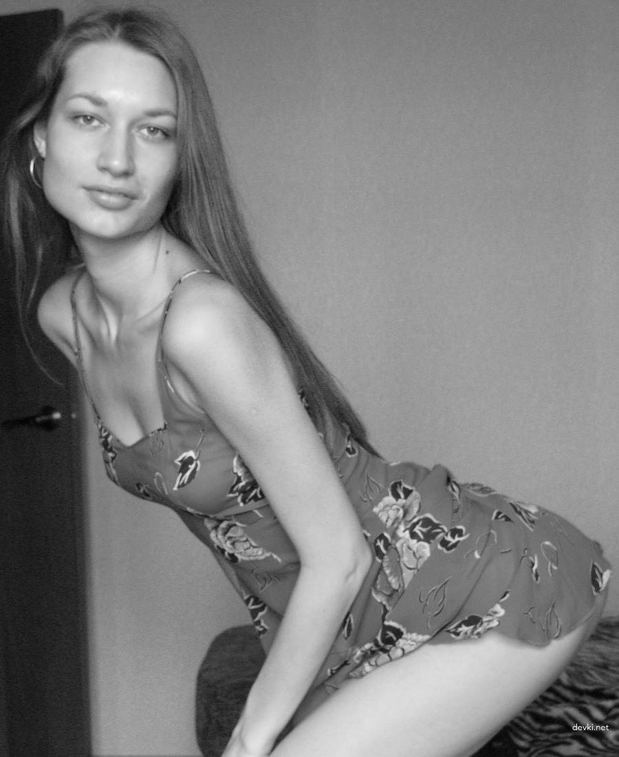 Skinny babe shows off her pussy - Explicit teen girl photo