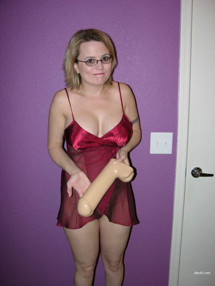 Big Dick Lover: Woman Finds Huge Dildo for Extreme Pleasure