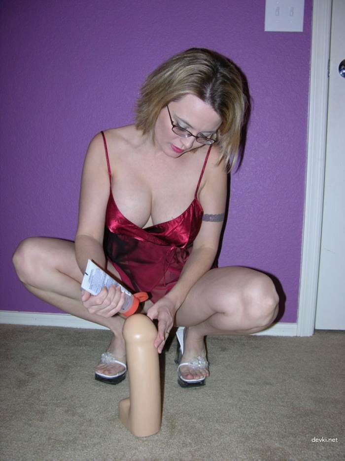 Big Dick Lover: Woman Finds Huge Dildo for Extreme Pleasure