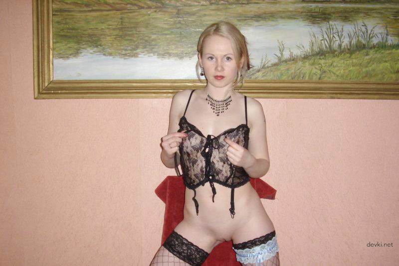 Stunning Blonde Amateur Photos: Explicit Shots of Gorgeous Bombshell