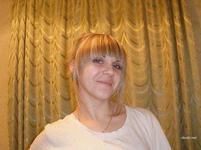 Shaved Pussy Teen Girl: Explicit Close-Up Photo