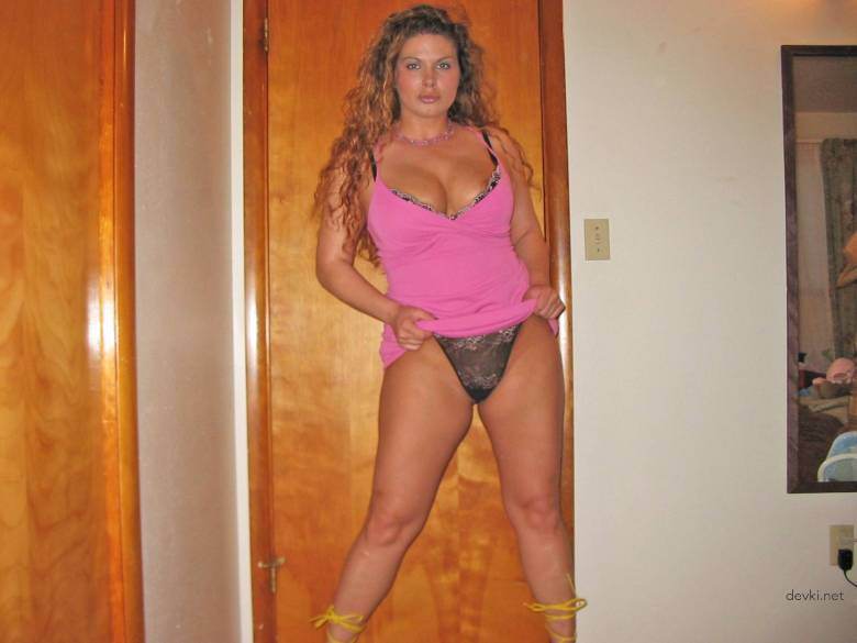 Fiery Curvy Babe in Private Photo Shoot