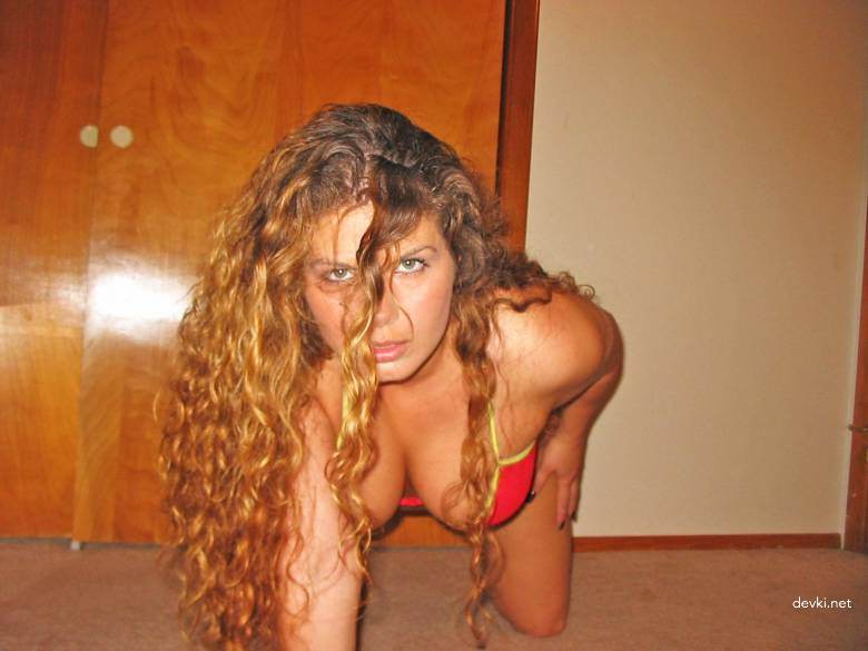 Fiery Curvy Babe in Private Photo Shoot