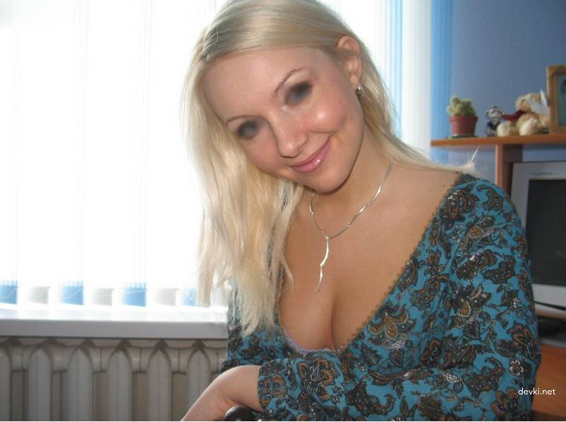 Private Photos of Shy Blonde Bombshell - Explicit Intimate Pictures