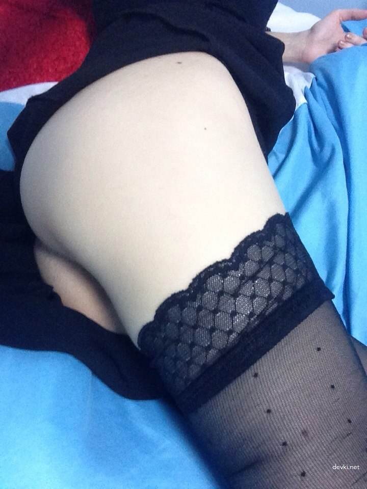 Svelte Babe in Stockings Shows Pussy