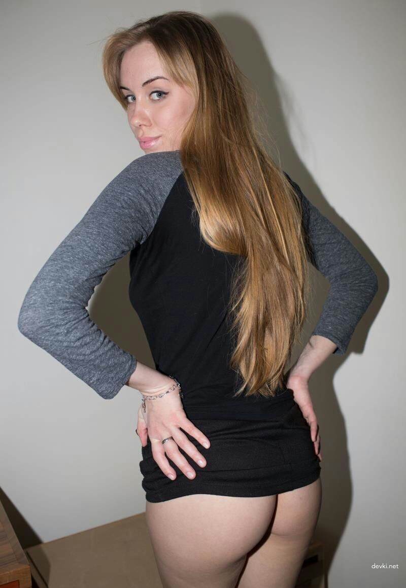 Explicit Private Erotica: Nude Girl Strips Off All Clothes