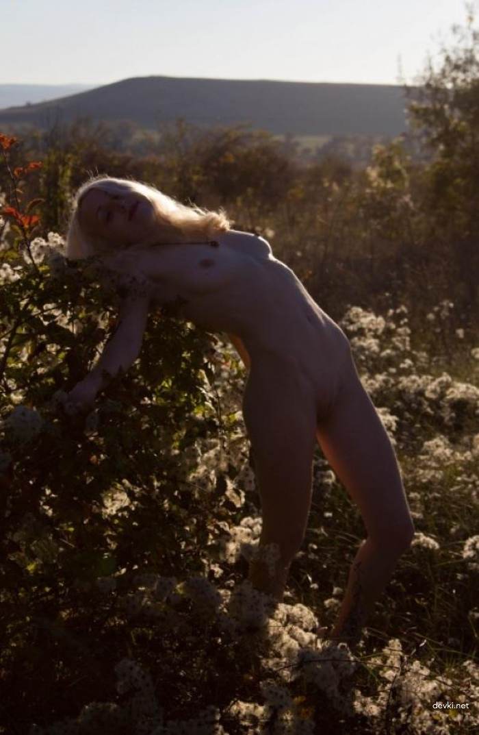 Blonde Outdoor Erotic Photoshoot: Sensual Nature Seduction