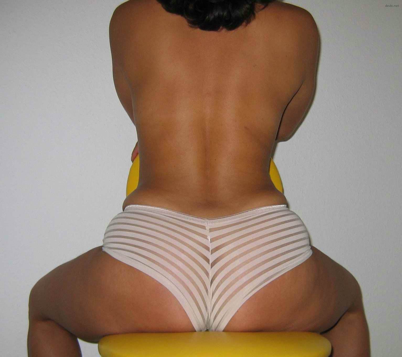 Sultry MILF Shows Off Her Tanned Body - Explicit Nude Photoshoot