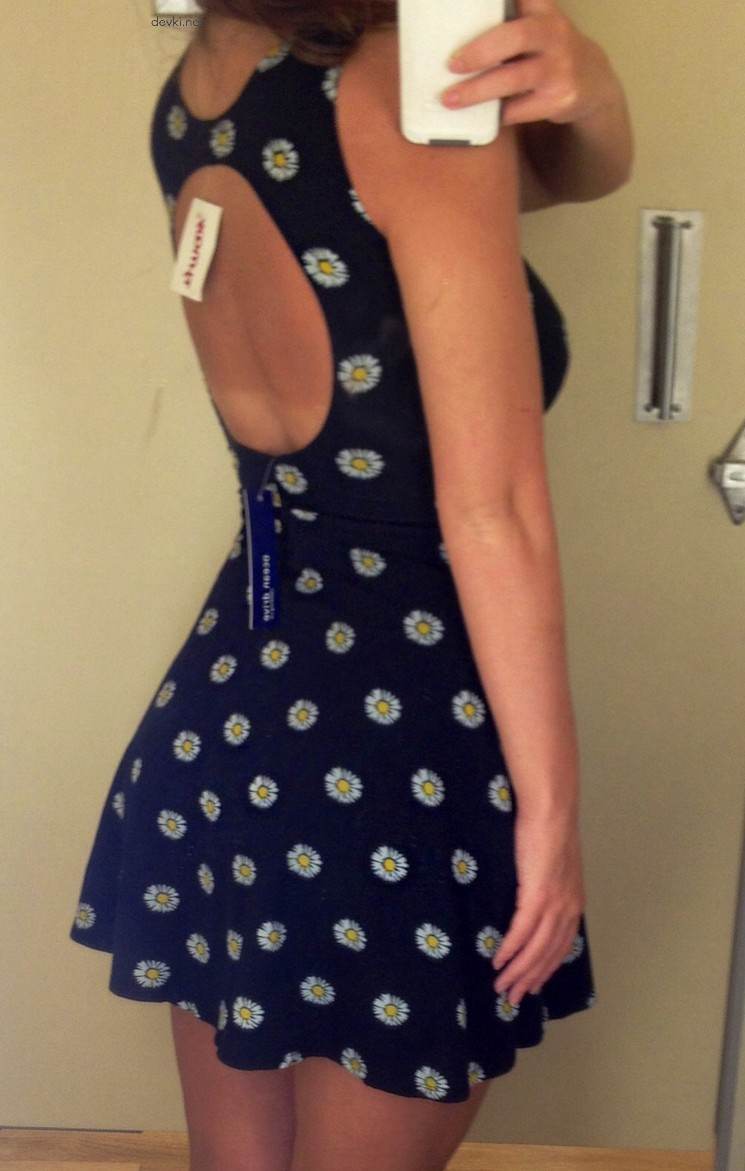 Hot babe flaunts gorgeous breasts in provocative display