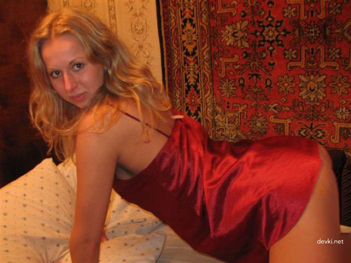 Hot Strip Tease: Easy Poses and Slow Undressing