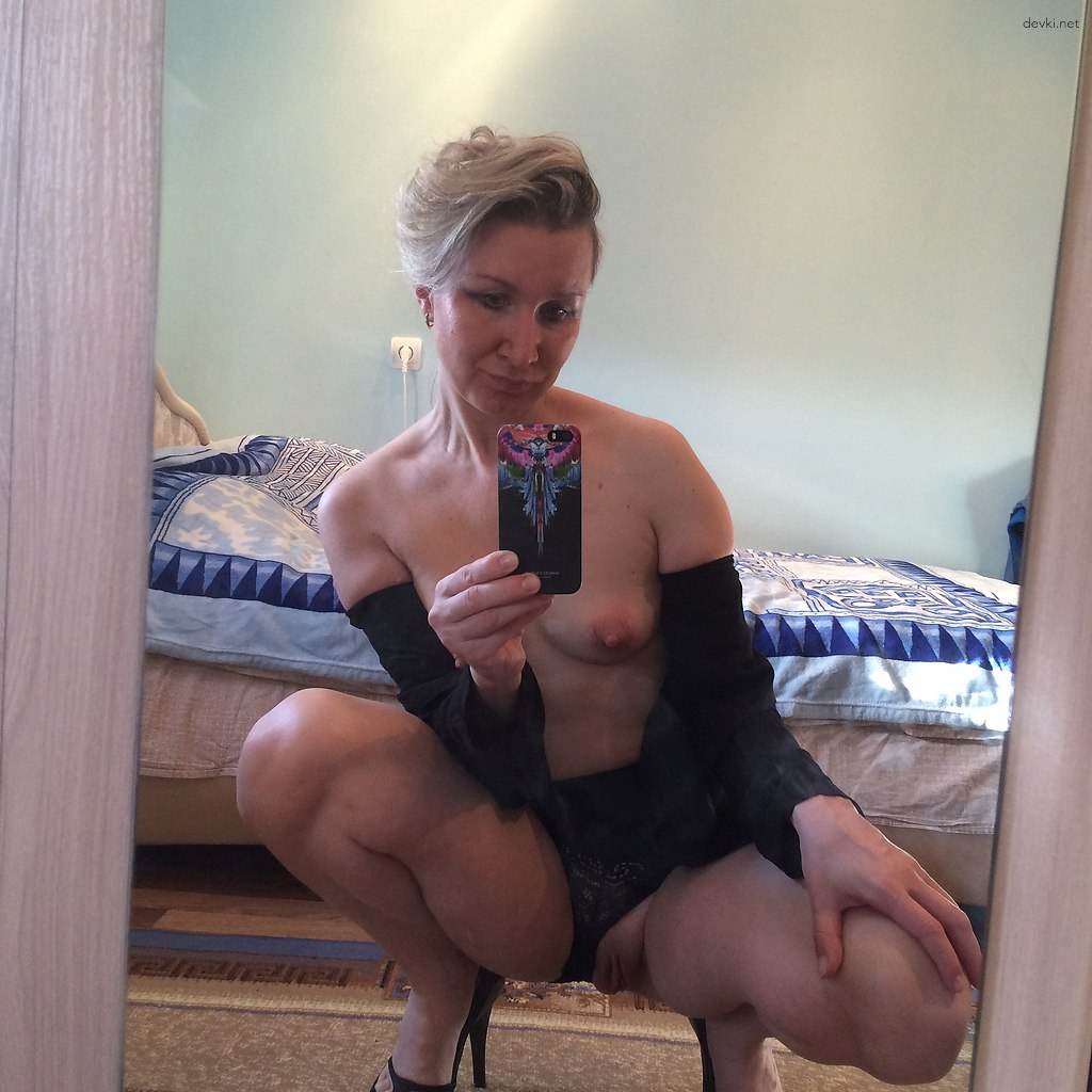 Mature Aunt's Explicit Home Selfie: Naughty MILF Showing Off (18+)