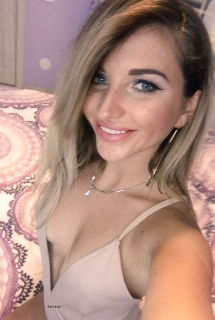 Revealing Her Stunning Body: Sexy Russian Model Shows Off Her Curves