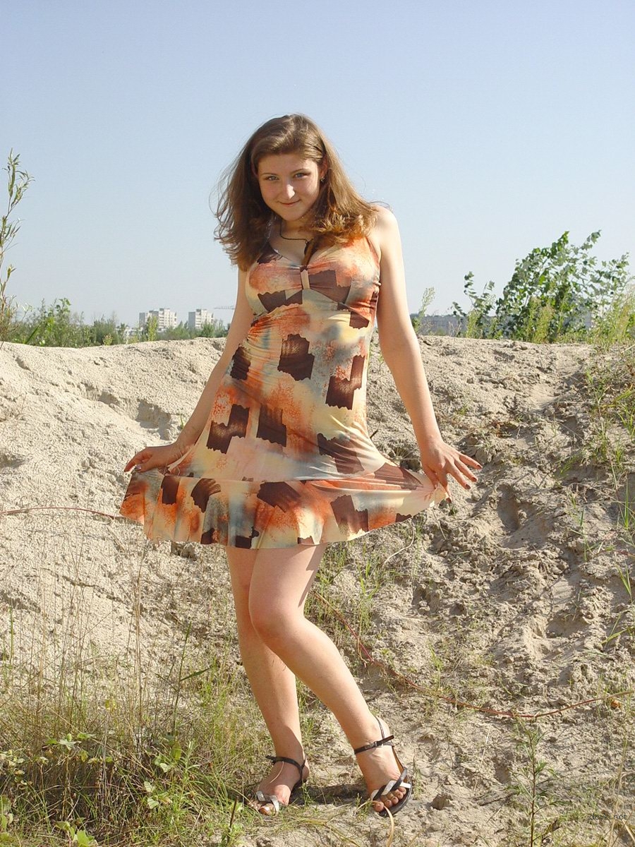 Sexy Girl Strips Down and Shows Off Her Voluptuous Body
