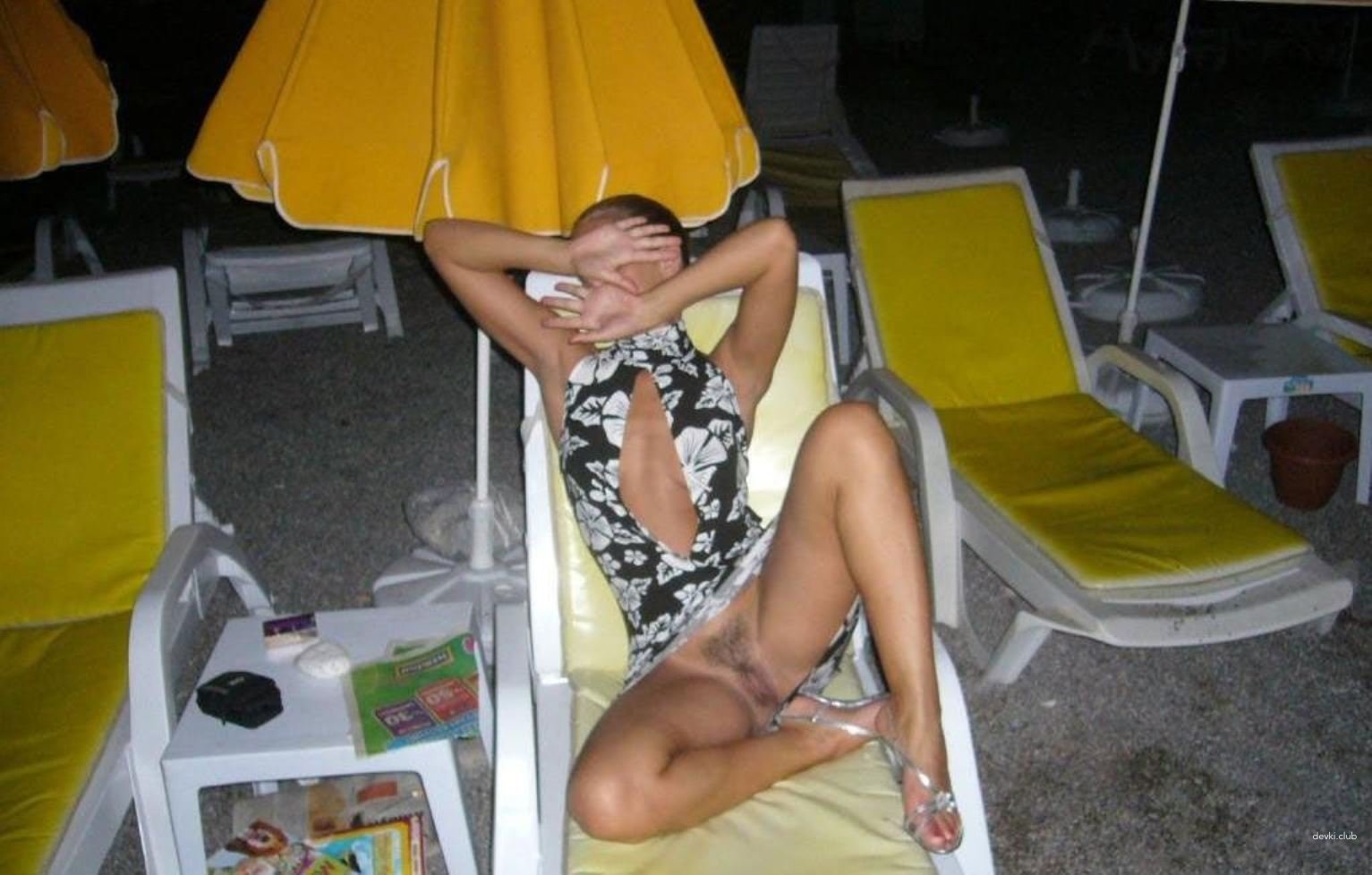 Friend flashes her pussy on vacation: Explicit beach exposure