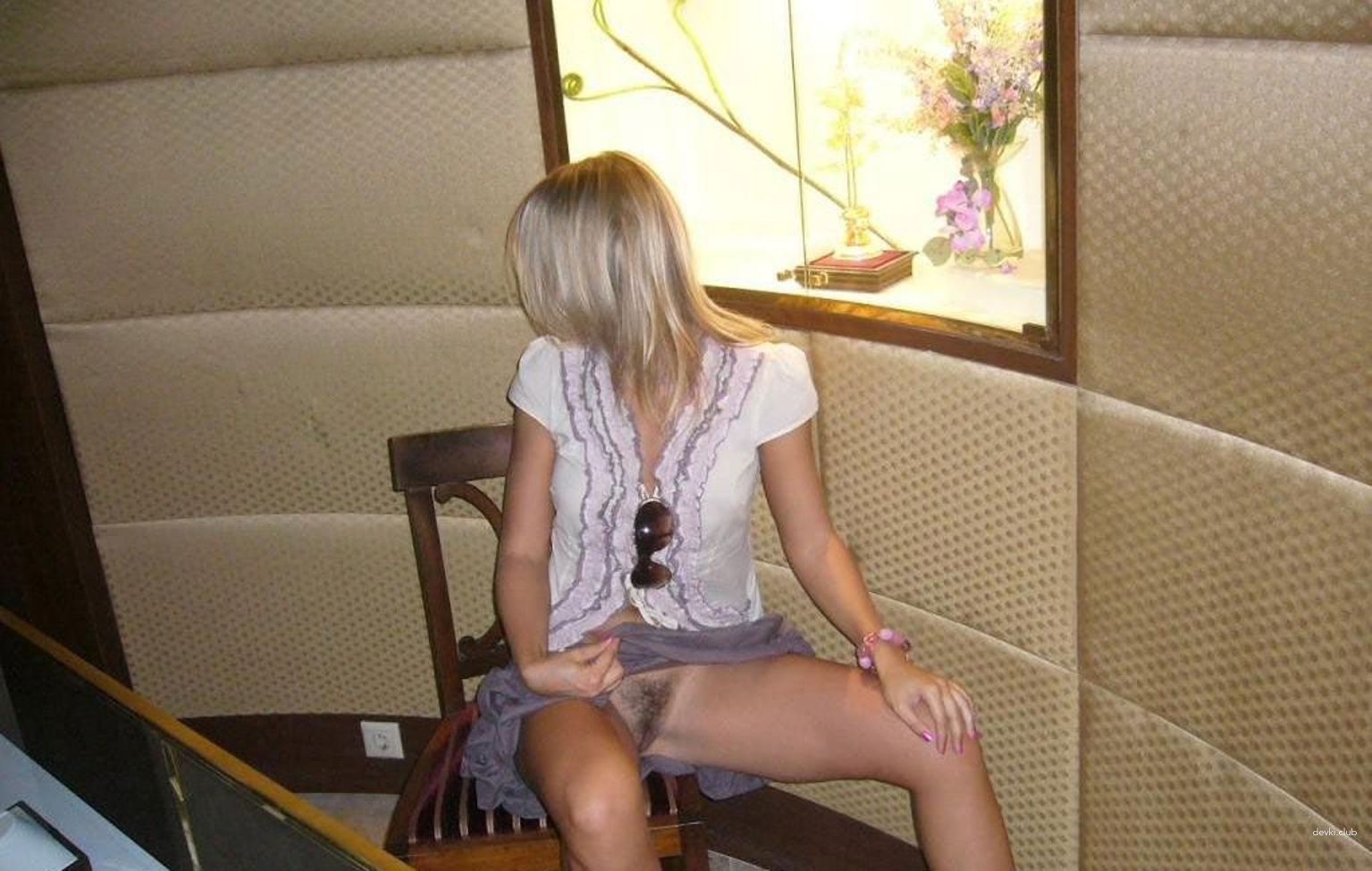 Friend flashes her pussy on vacation: Explicit beach exposure