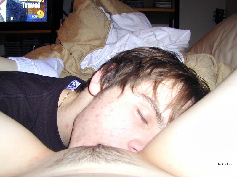 Hot Young Girlfriend Gives Blowjob to Lucky Guy