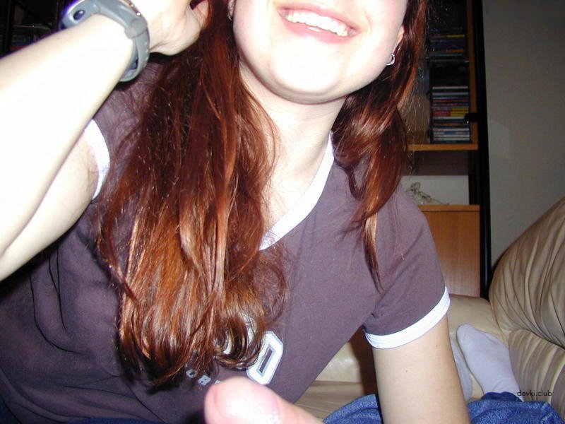 Hot Young Girlfriend Gives Blowjob to Lucky Guy