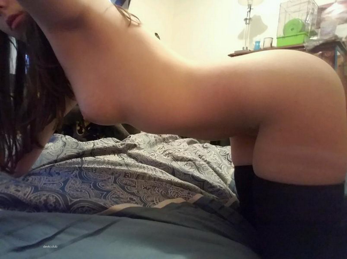 Sexy Girl in Stockings Shows Her Pussy