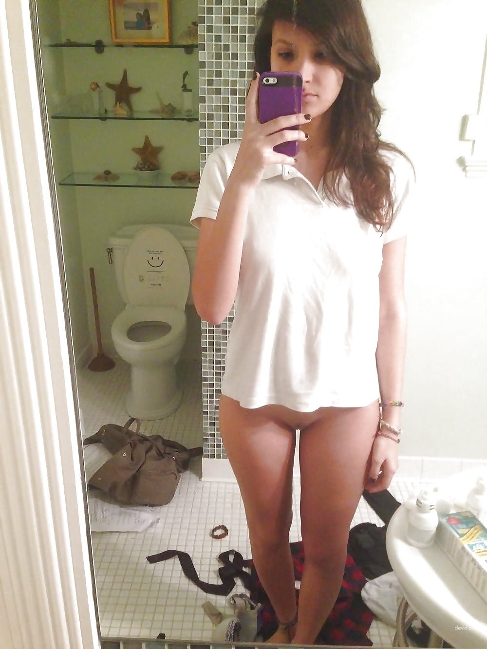 Hot girl with sexy ass takes selfie - explicit booty pic