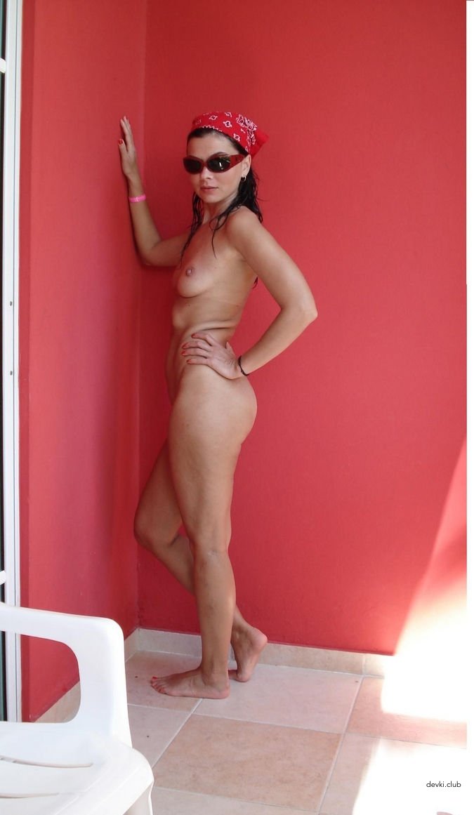 Mature MILF Poses Naked: Hot and Horny Cougar Shows It All