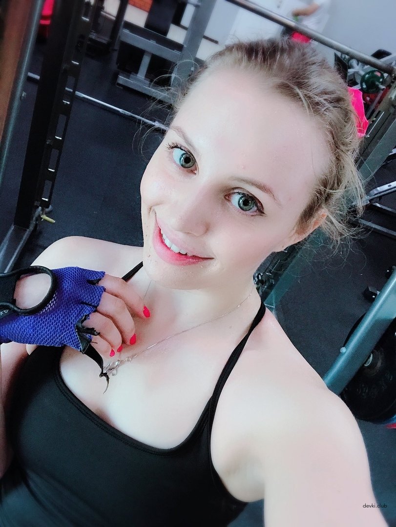 Amateur Photos of Sexy Athletic Beauty: Explicit Sports Babe in Action!
