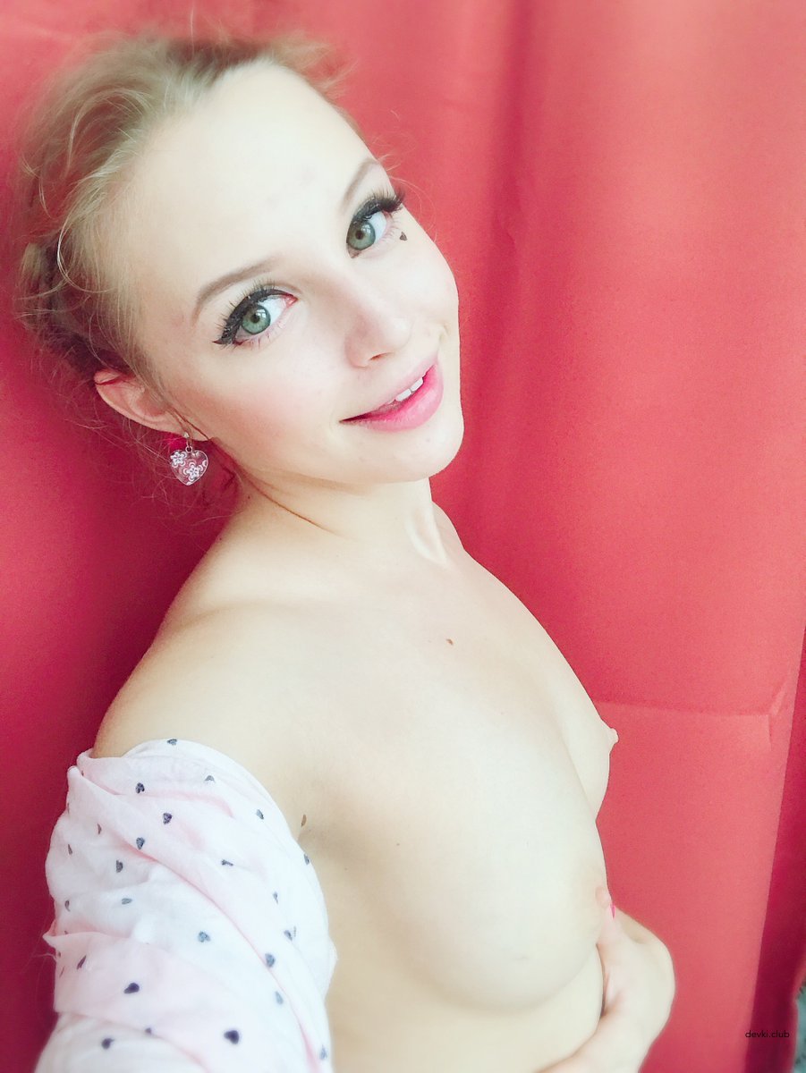 Amateur Photos of Sexy Athletic Beauty: Explicit Sports Babe in Action!