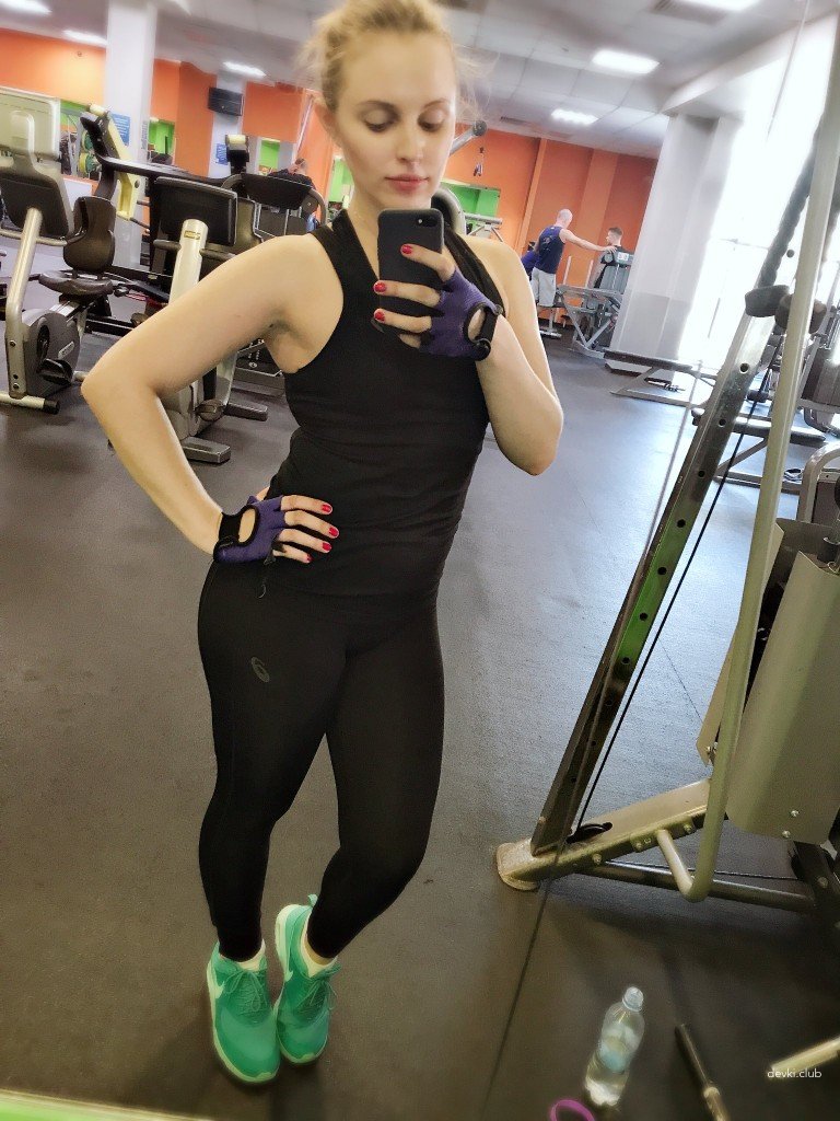 Amateur Photos of Sexy Athletic Beauty: Explicit Sports Babe in Action!