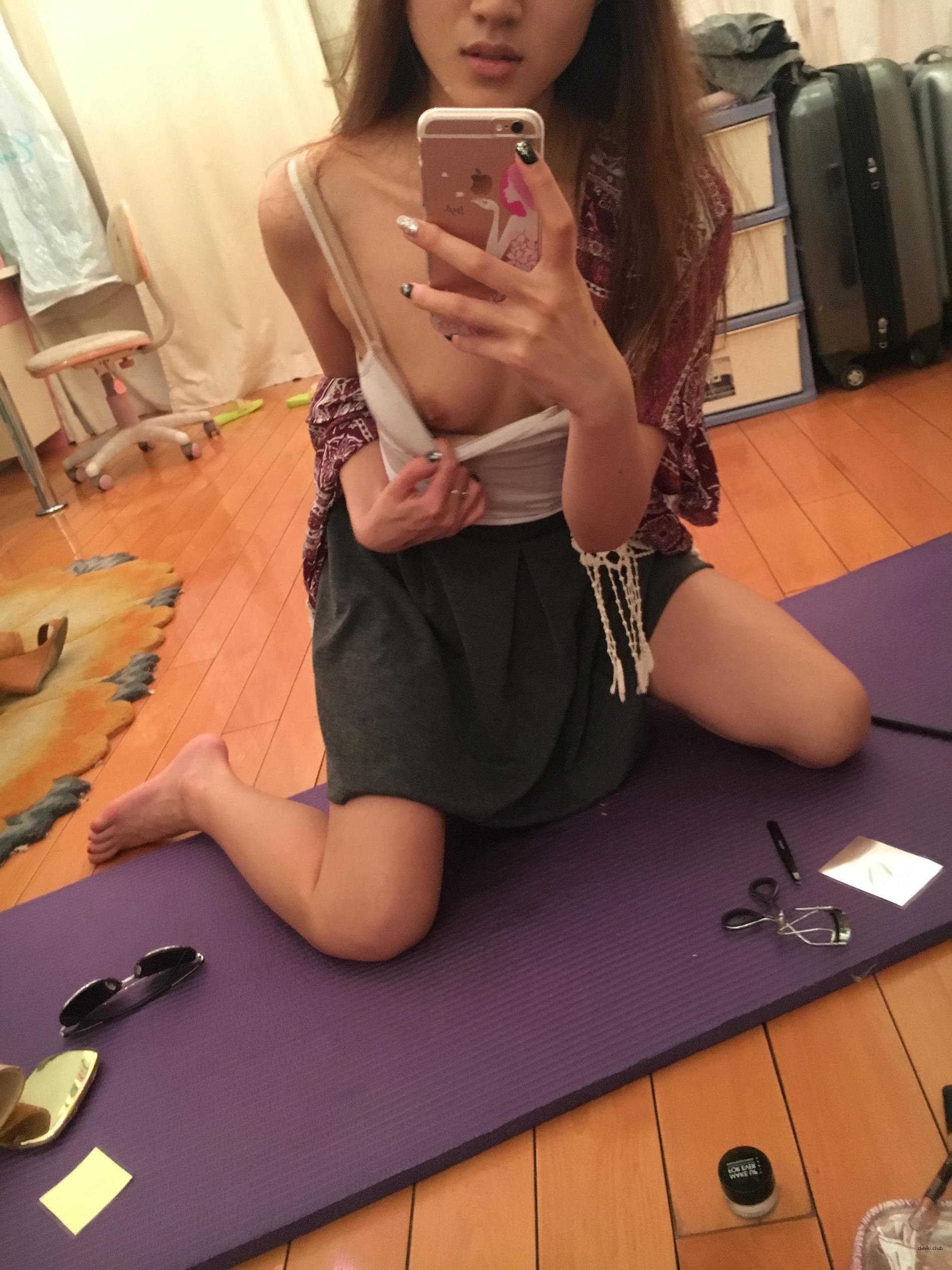 Explicit Nude Photos of a Naked Girl - Private and Uncensored