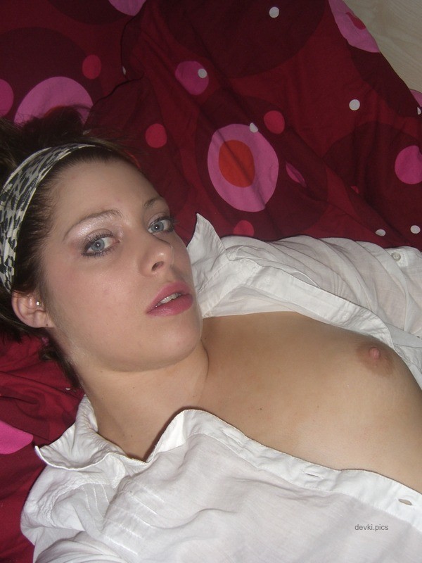 Hot Babe with Naked Pussy: Explicit Photo