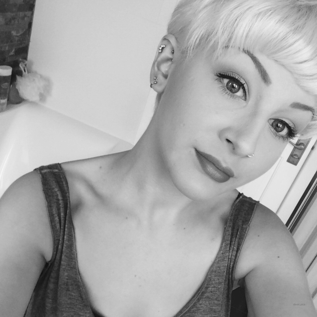 Stunning Girl's Beautiful Boobs Exposed: Explicit Photo