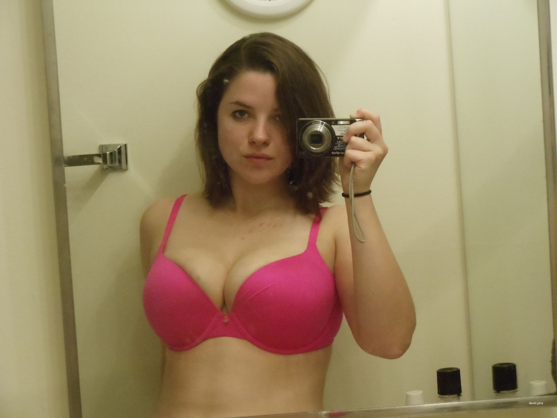 Busty babe masturbates with vegetables in explicit solo session