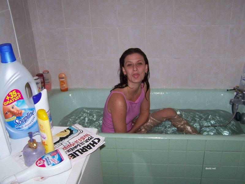 Bath Time Blowjob: Hot Babe Gives Wet and Wild Head