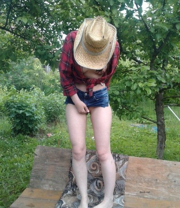 Naked Cowgirl Anal Sex in the Garden: Explicit Outdoor Porn Action