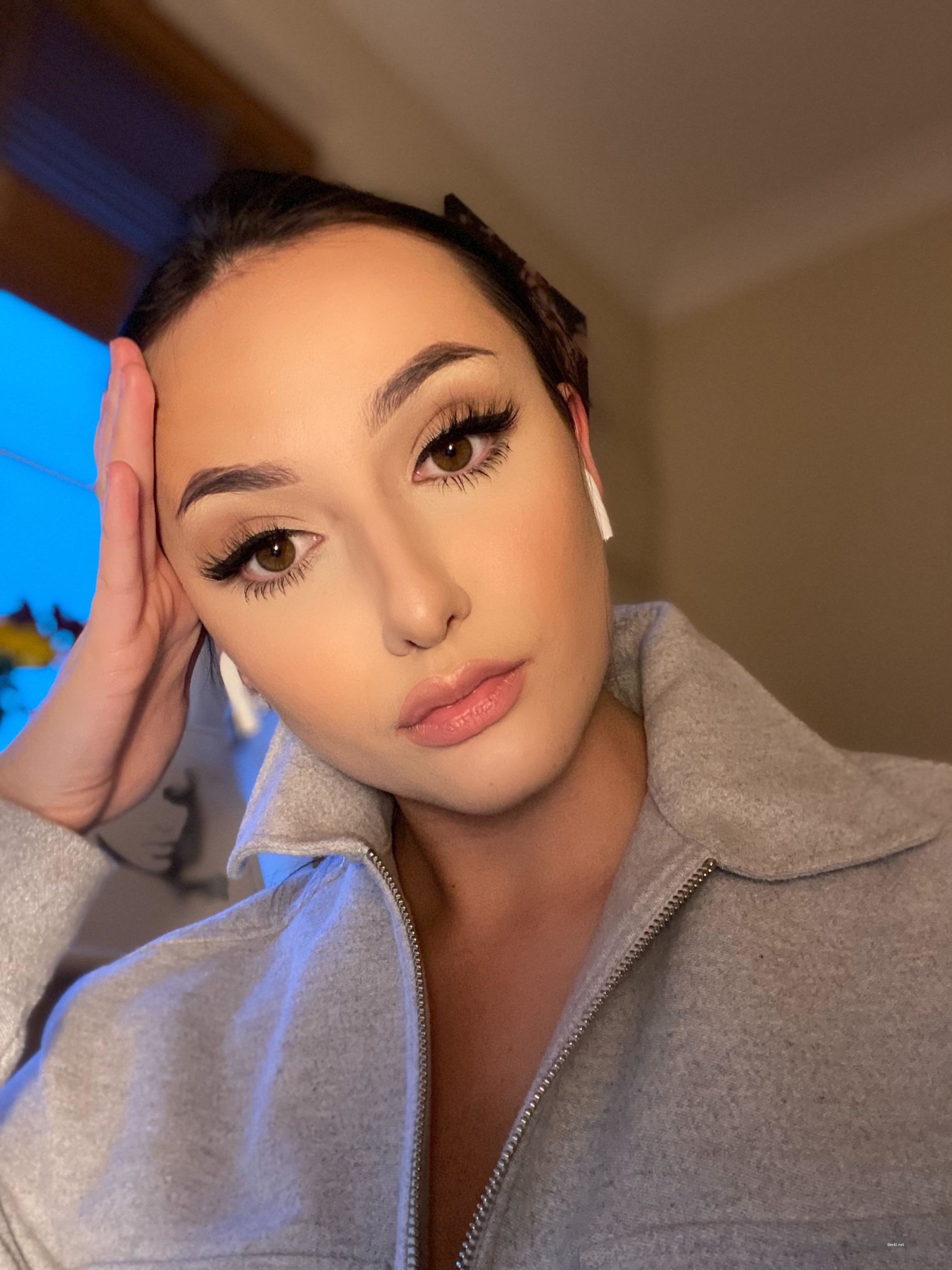 Gorgeous Leila Gushes: Explicit Beauty Overflowing!