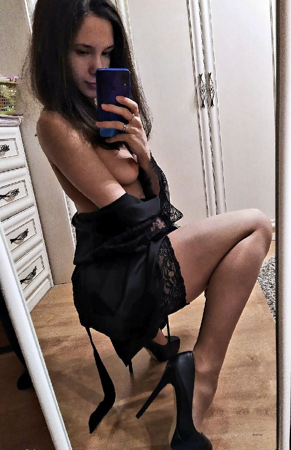 Sultry Selfie Babe Exuding Sensuality and Seduction - Explicit and Provocative Shot!