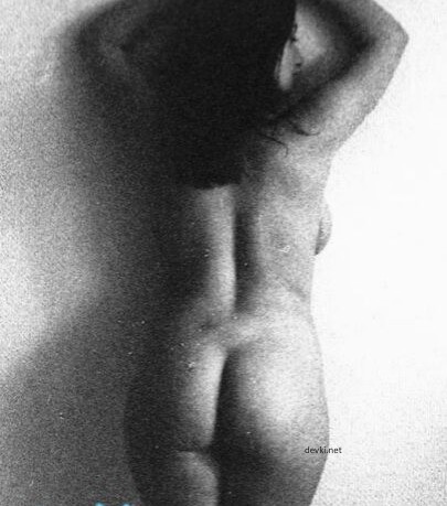 Seductive Brunette Poses Naked: Explicit Nude Photo Shoot