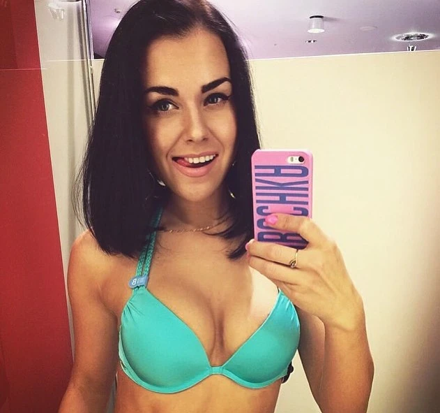 Lunchtime Delights: Hottest Babes Only! (34 Pics)