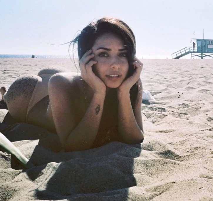 Explicit Photo Gallery: Michelle - Girl of the Day (33 Pics)