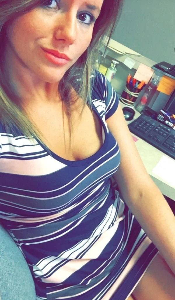 Girls Bored at Work: 30 Explicit Photos of Office Babes Daydreaming